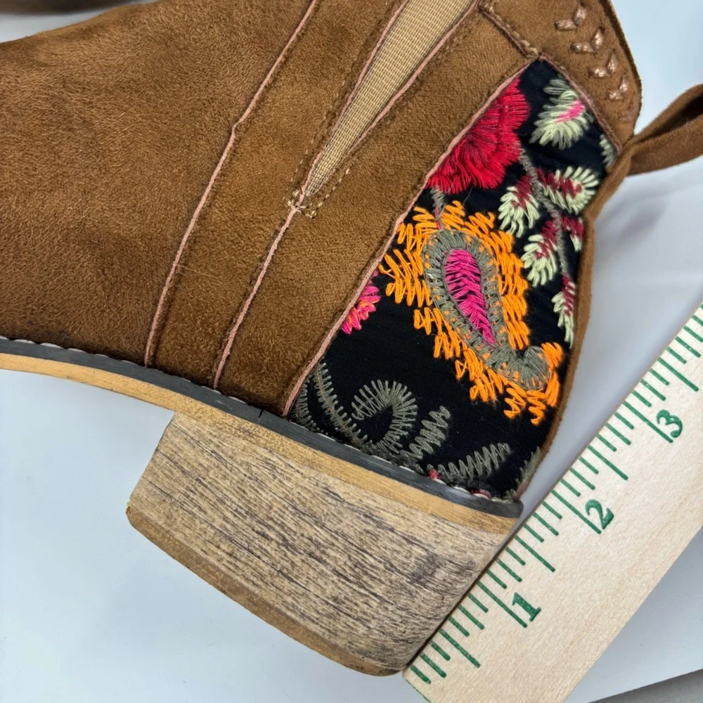 Tiara Los Angeles Topa ankle boots 7.5 faux suede floral embroidery Size
